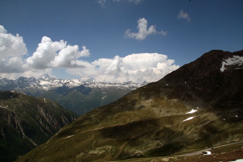 Nufenenpass Blick ins Wallis im Hintergrund Berner Alpen