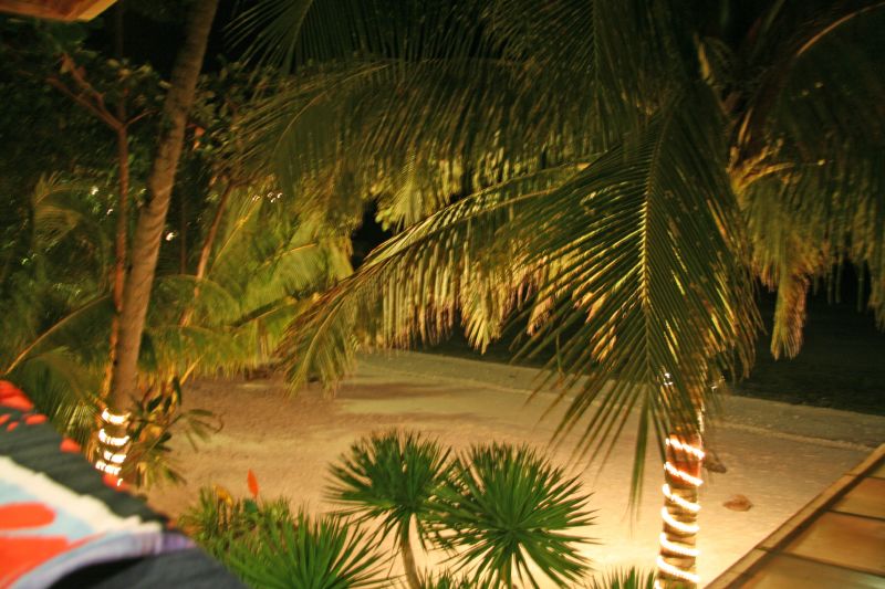 Alona Beach Resort am Abend