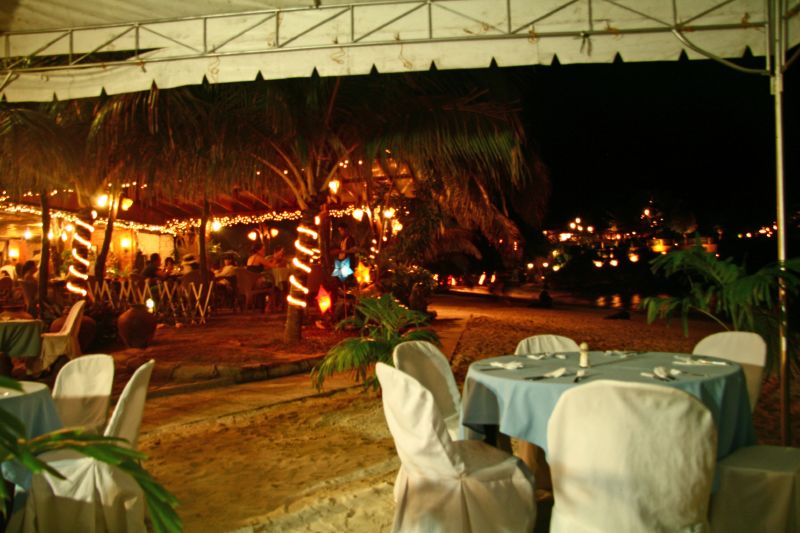 Alona Beach Resort am Abend